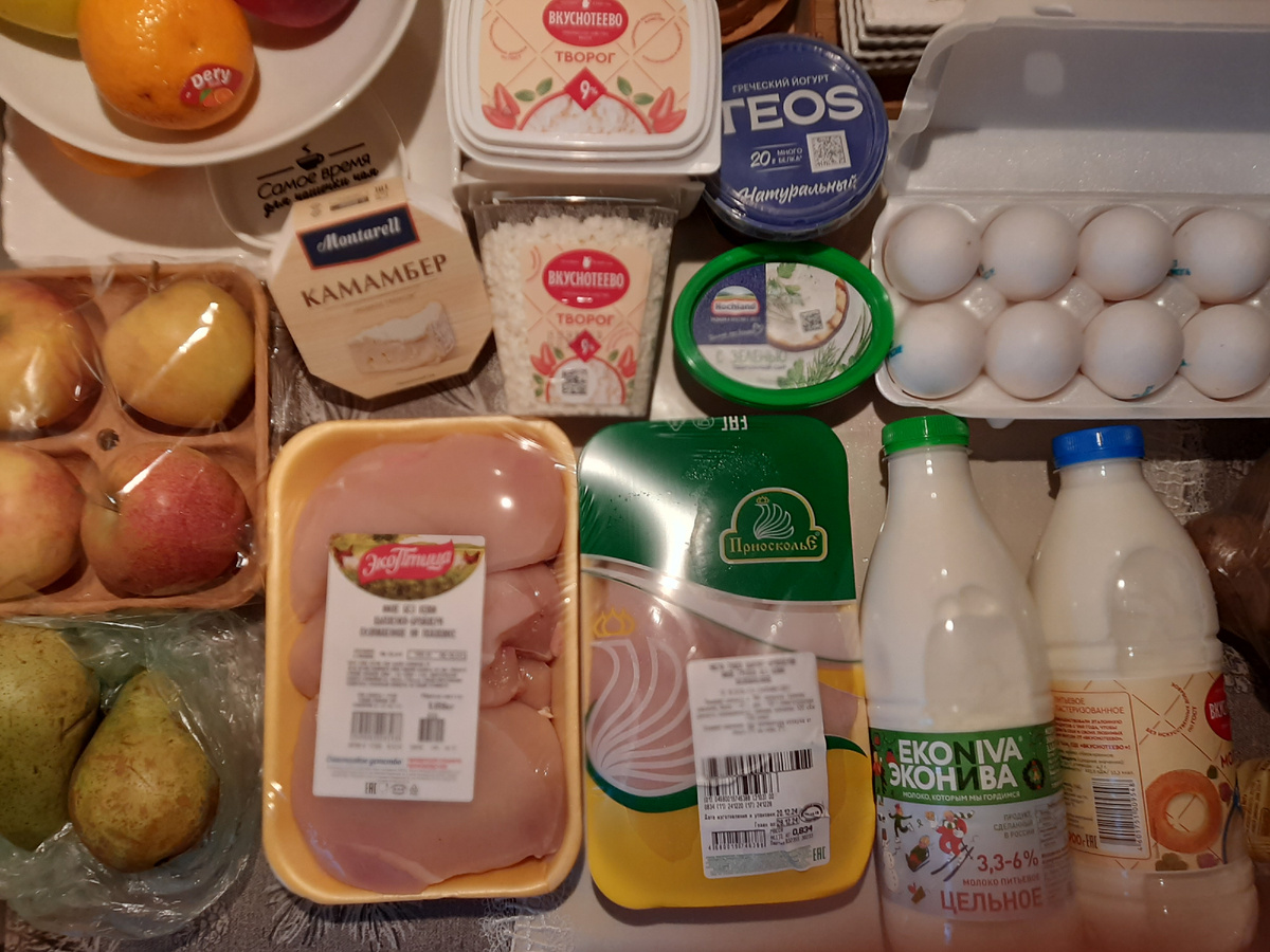 Появился новый вид яблок, продают по 4 штуки. Купила попробовать. В последнее время куриное филе разлетаются, как горячие пирожки. У меня от разных производителй. Не замораживаю их целым контейнером. Открываю, срезаю малое филе, замораживаю отдельно или сразу готовлю. Оставшиеся заворачиваю по 2 филе. и кладу в морозилку. Удобно, можно использовать, как хочешь. В этот раз хочу сделать шницели в заморозку