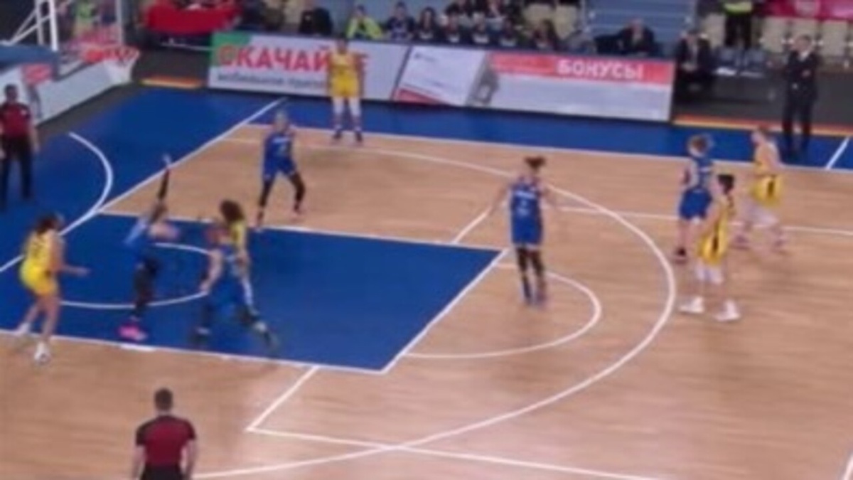    Курское "Динамо" не смогло победить оренбургскую "Надежду"