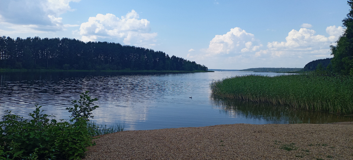 Слева узкий холм, отделающий бухту от озера