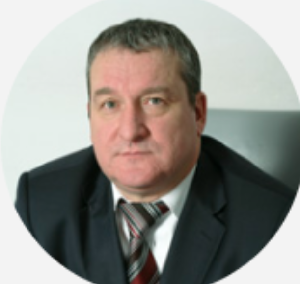 Майданюк Виктор Игоревич - закончил Киевское высшее общевойсковое командное училище. Ныне - переводчик - референт английского языка, международные курсы подготовки сотрудников ООН (международное право), курсы комиссии по ценным бумагам SEC (США). Работал в управлении внешних связей и связей с общественностью ФКЦБ России. В 2006 году назначен на должность генерального директора Института фондового рынка.