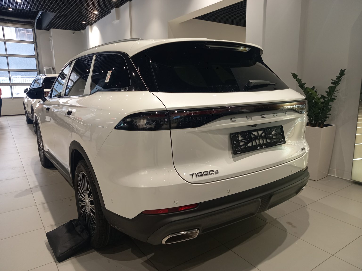 Chery Tiggo 9 в салоне у дилера в Москве. РРЦ - минимум 4 750 000 рублей за версию Prime 4WD. Топовая комплектация стоит уже больше 5 млн рублей!