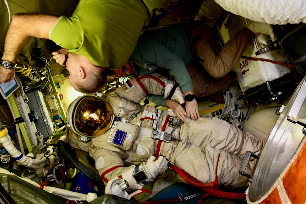 Алексей Овчинин и Иван Вагнер готовят скафандры к ВКД. Фото: Роскосмос