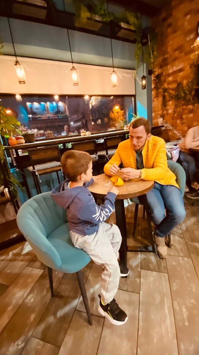 Мы ещ не доехали до дома, но решили заехать за тортиком. 