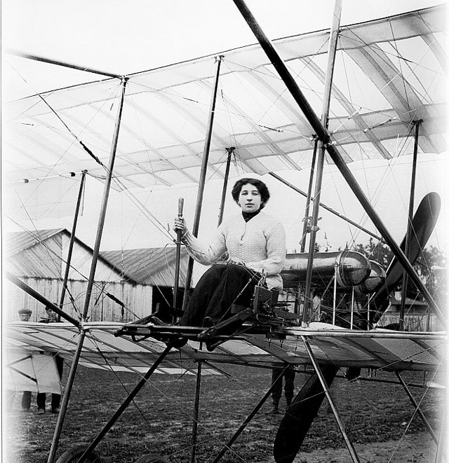 Лидия Зверева перед полетом на Фармане IV. Фото: Карл Булла