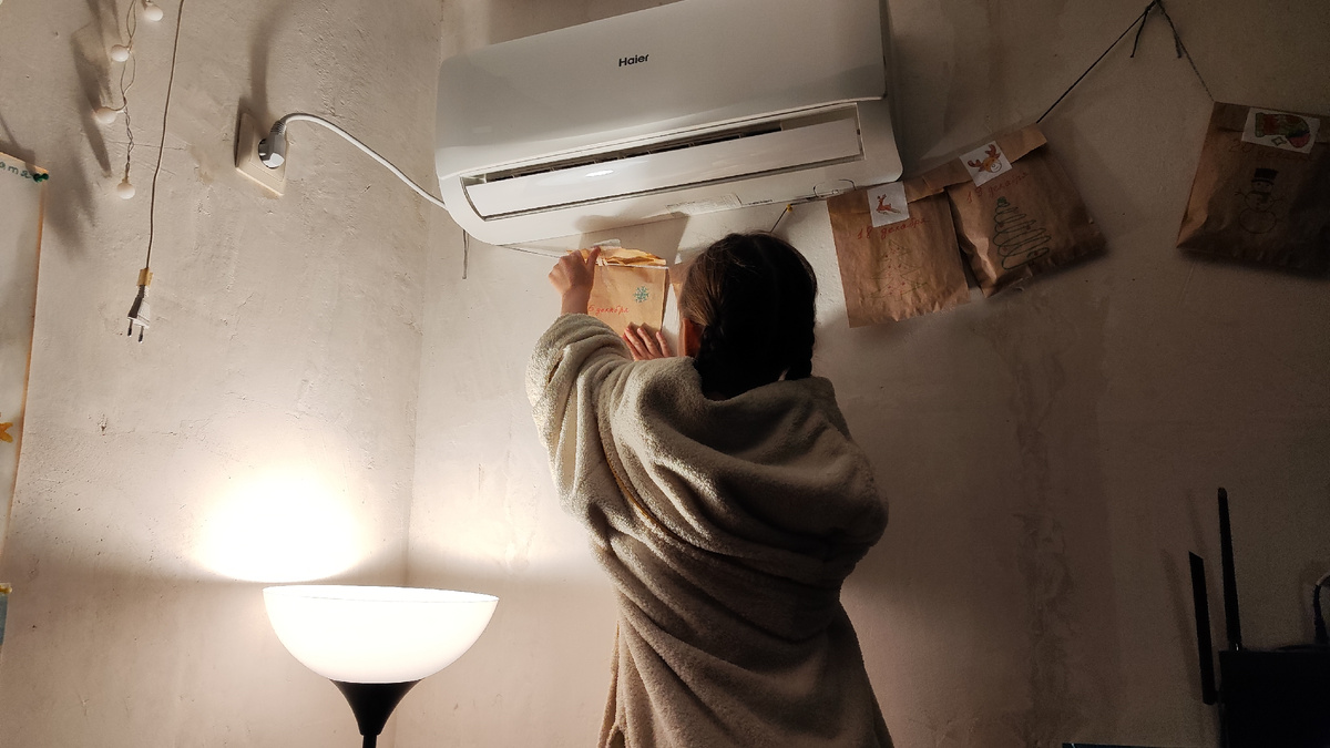 Катя утром снимает пакетик