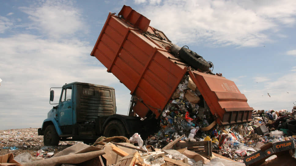 Истец заявляет о ненормальности схемы потоков, при которых мусор идет на переполненный полигон ТКО, а полигон в Новоспасском пустует.📷Фото: Дмитрий Колпаков / Коммерсантъ