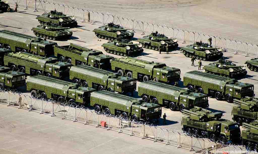 Российская техника (ОТРК Искандер-М и танки Т-80УК)