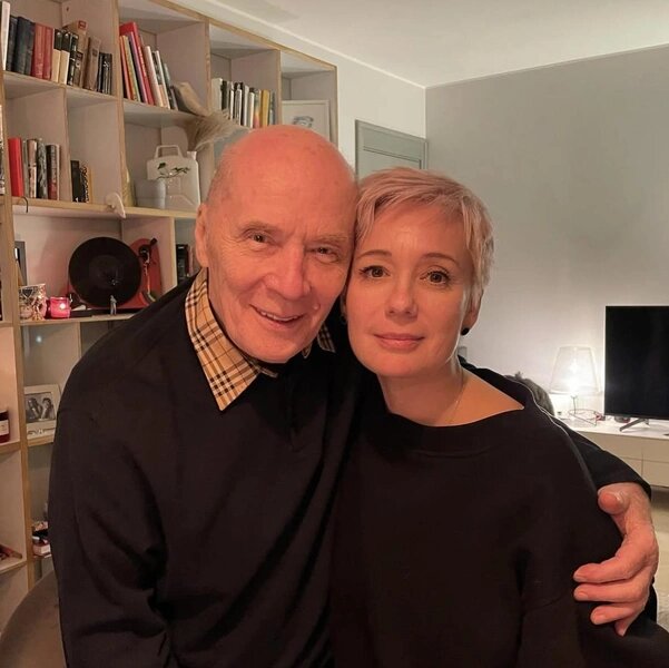 За границей актер встречается с коллегами, которые тоже уехали. На фото с Чулпан Хаматовой