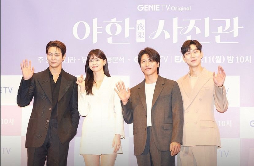 Исполнители главных ролей на презентации дорамы «Ночная фотостудия»