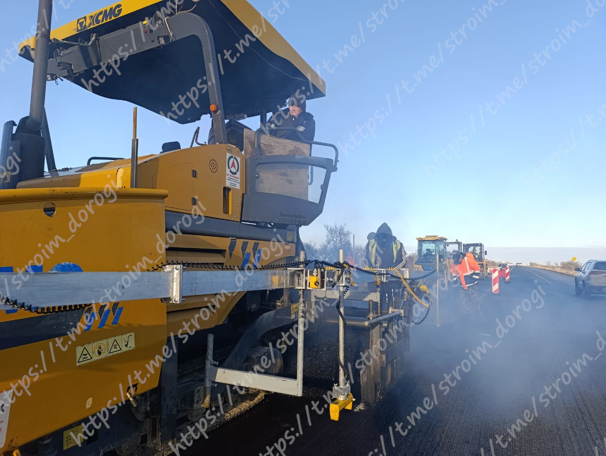 Асфальтоукладчик и катки ООО "Возрождение" на объекте в Крыму