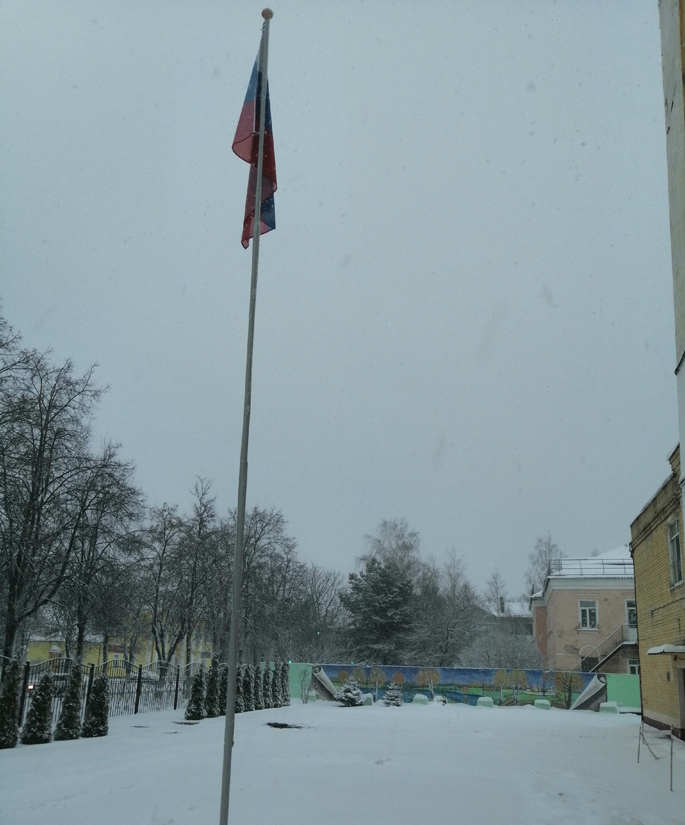 Зимний пейзаж в школьном дворе