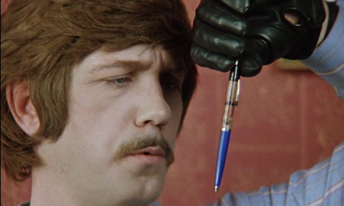 Забавная вещица из СССР. Кадр из комедии Гайдая "Иван Васильевич меняет профессию"