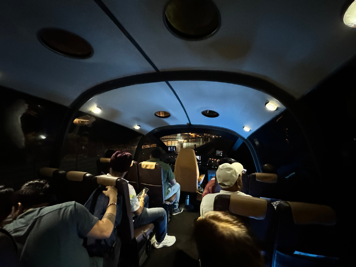 Внутри «водного автобуса» в Дубае 