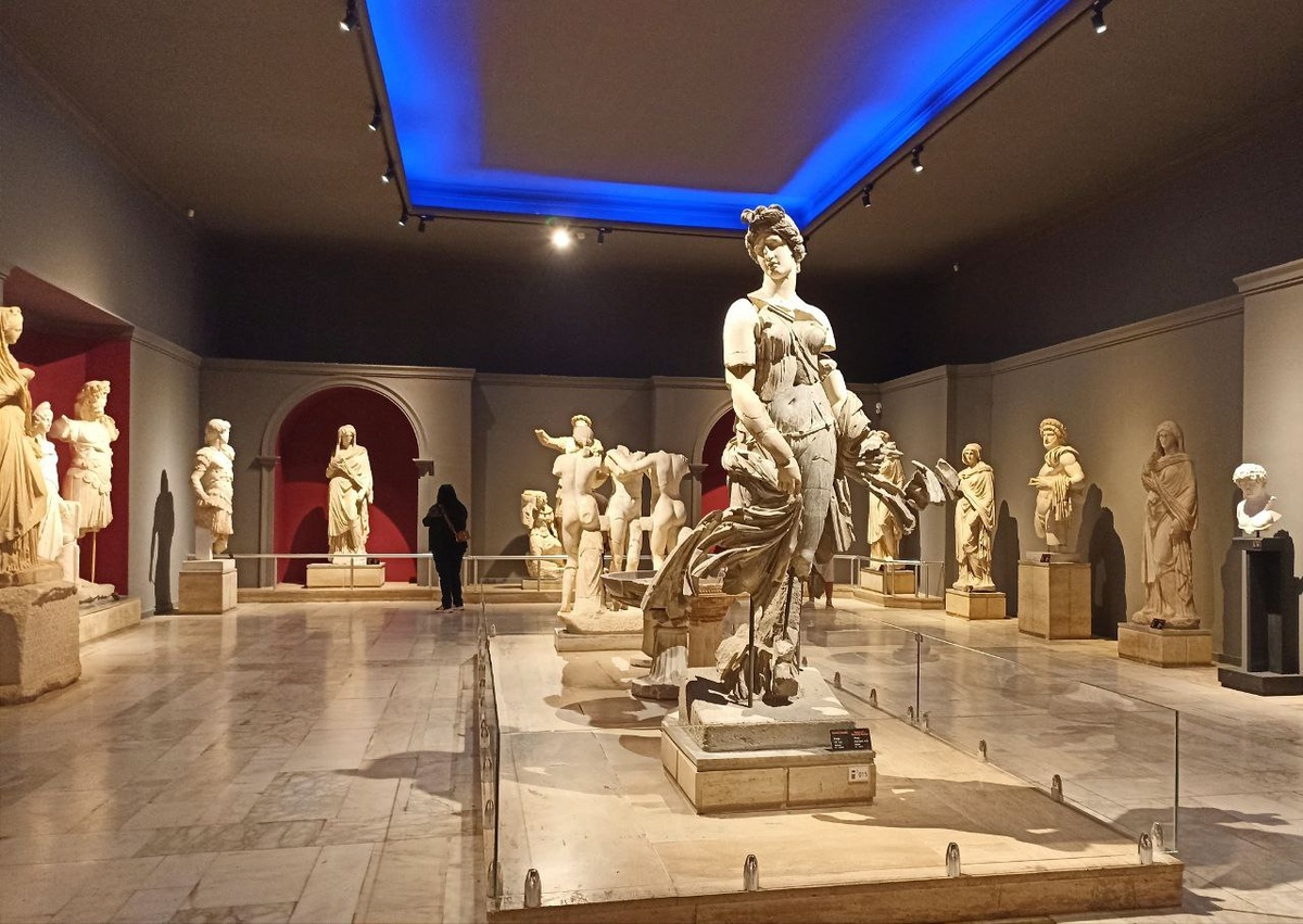 В центре зала - танцовщица из мрамора, которой более 1800 лет.