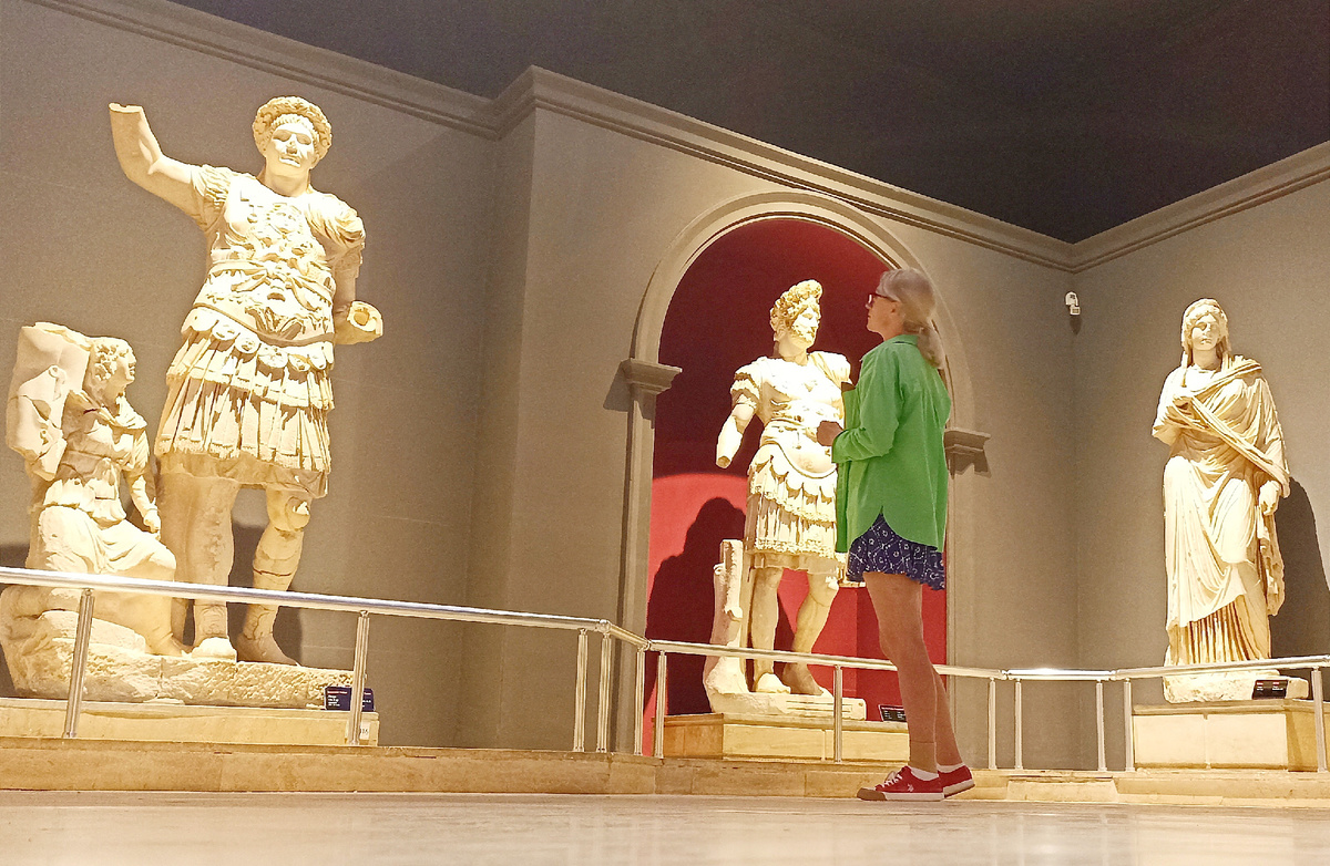 Справа - статуя Планции Магны, девушки из влиятельной семьи Перге.