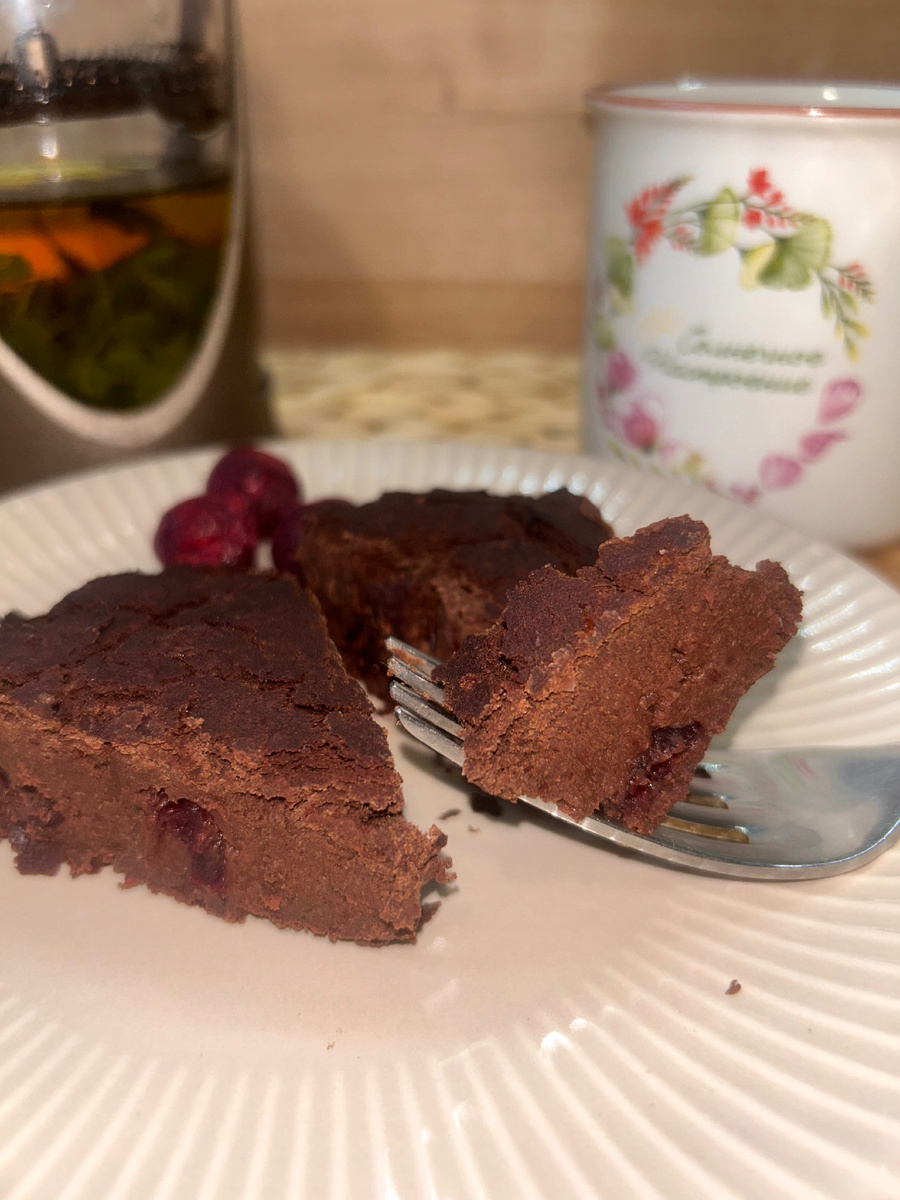 На фото шоколадный брауни, приготовленный в соответствии с принципами доказательной нутрициологии по Гарварду. Его рецепт вы найдёте в конце статьи. 