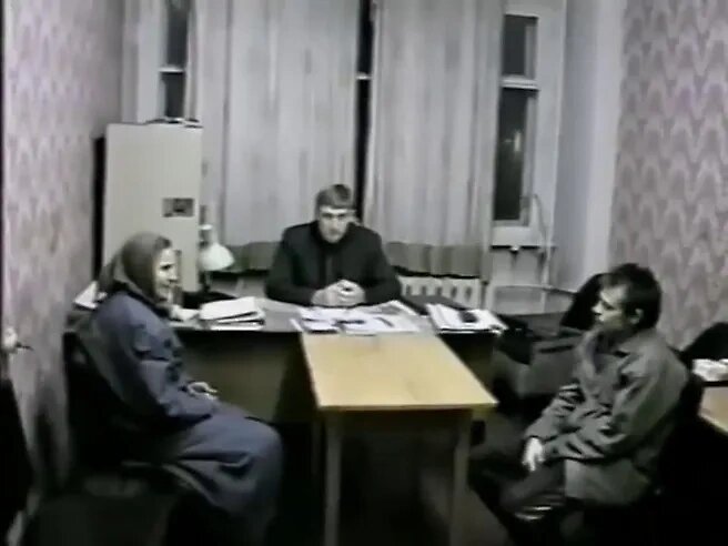 Александр Спесивцев (справа) на допросе с матерью. Кадр: "Криминальная Россия"/ ntv.ru