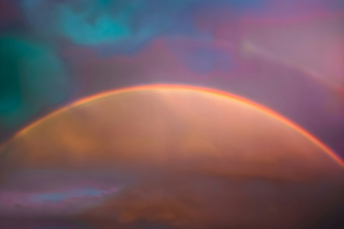     Вы точно над этим задумывались: почему радуга всегда появляется в форме дуги?