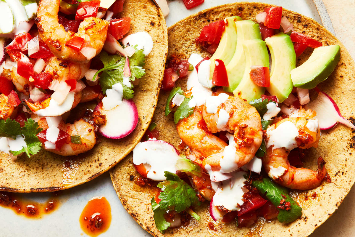 Аппетитные тако с креветками в чесночном соусом, авокадо, редисом и другими вкусными начинками