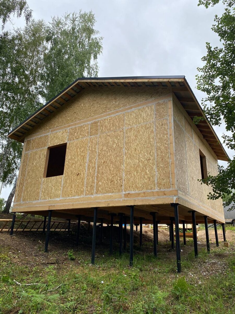 Дом на винтовых сваях 6м, на участке с уклоном 2,3м на 8м длины.