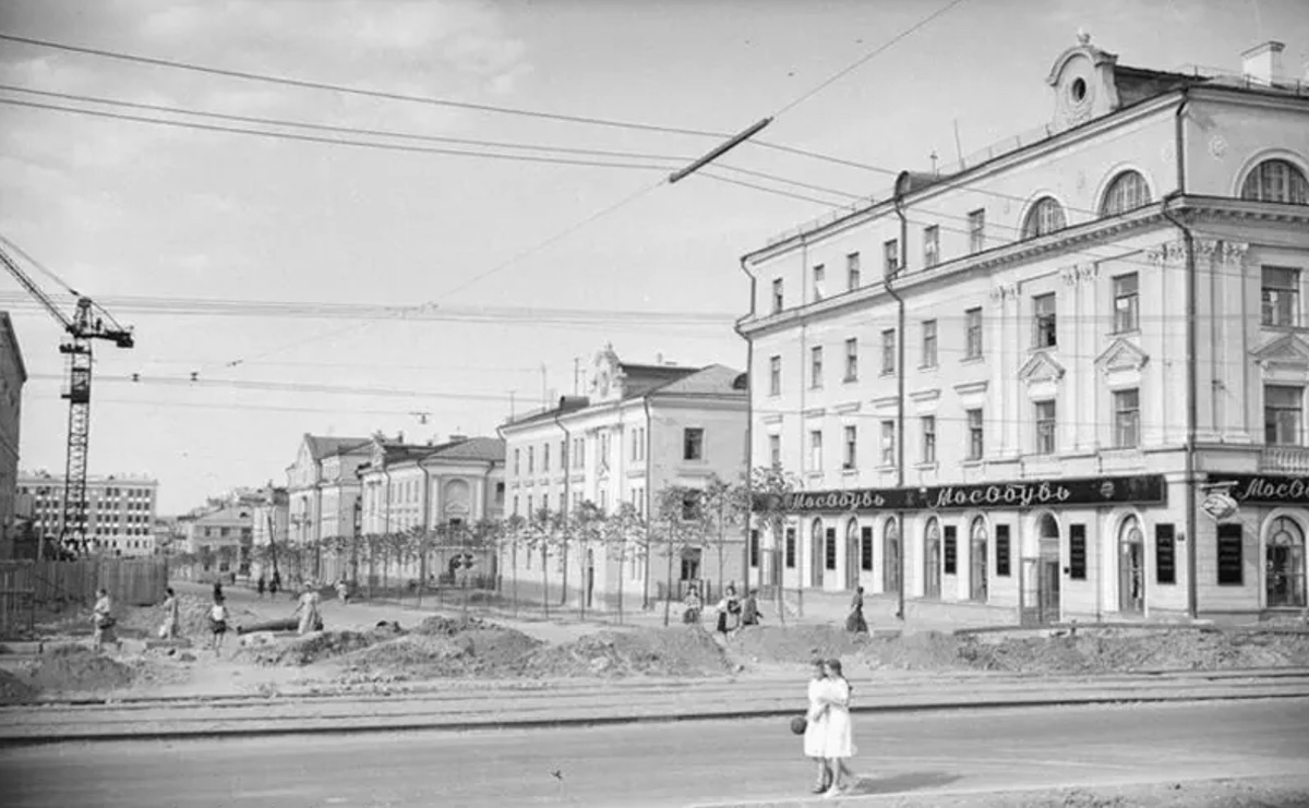 Поселок ОГИЗа. Вид на 6-ю Парковую от Первомайской улицы. Фотография начала 1950-х гг. Автор — Георгий Петрусов. 