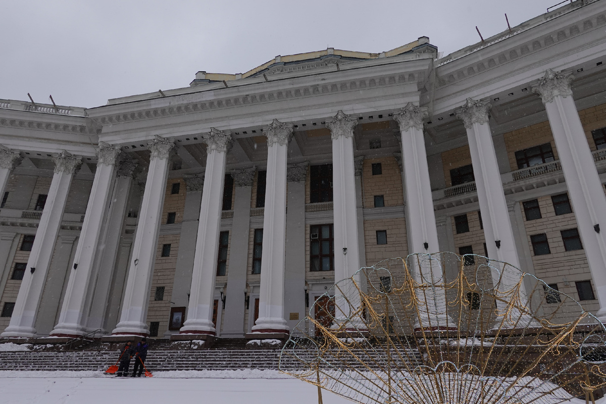 Перед театром