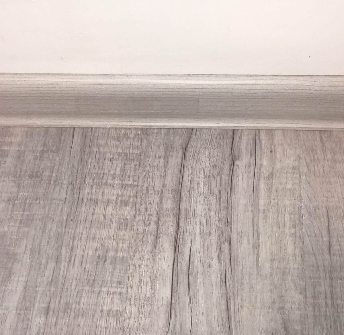 ПВХ- плинтус в сочетании с виниловой плиткой