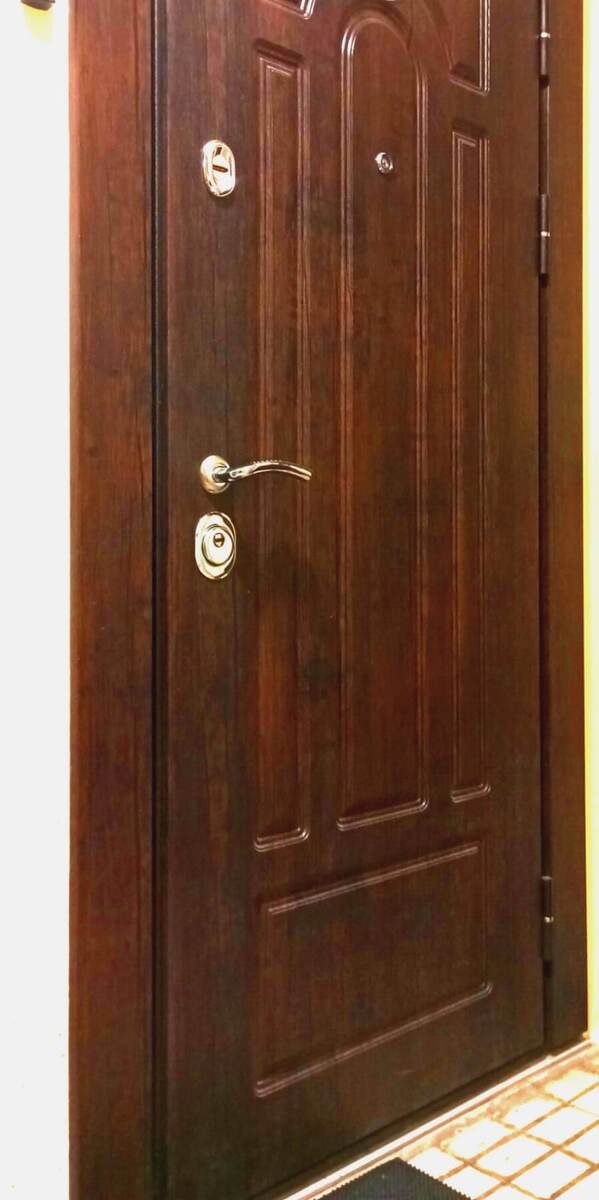 Фото 1, Вид входной двери снаружи