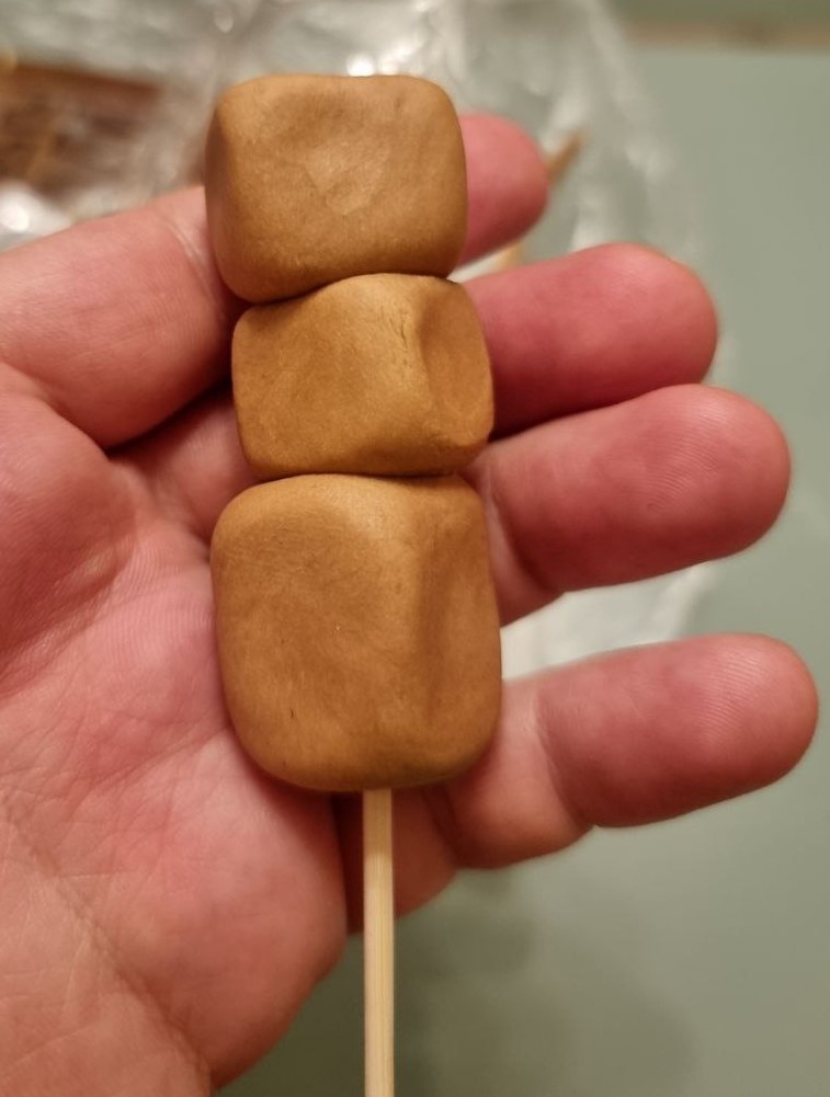 Кубики - основа "пирамидки из подарков". Цвет "деревянной" глины напоминает картон.