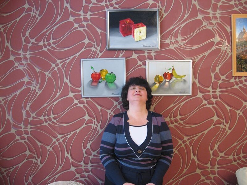 Фото со мной и картинами, что висят у меня - снято в 2015 году (почти 10 лет назад!)
