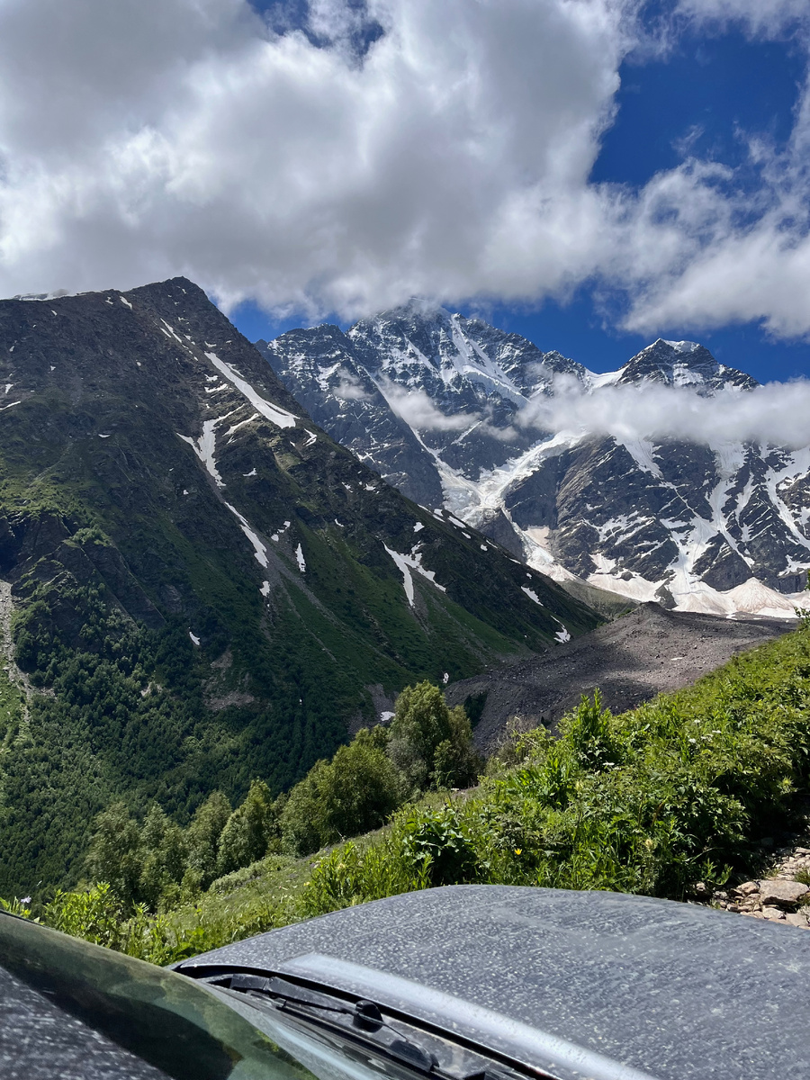 Пол пути к озеру поднимаемся с поляны Чегет на машине, времени сегодня не так много.