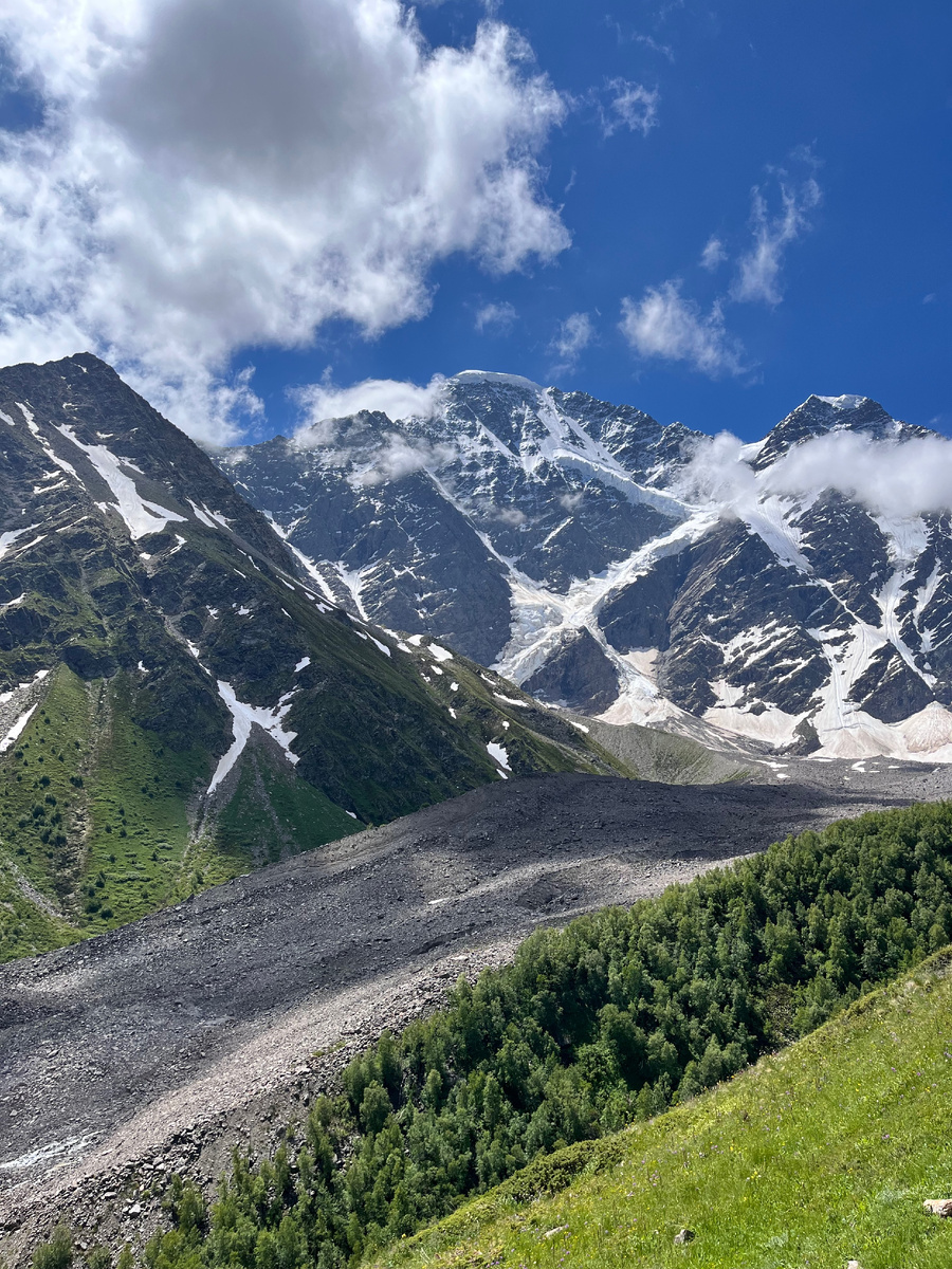 Отсюда отличный вид на легенданый ледник "Семерку", кстати серая "дорога" под ледником - это на самом деле тоже ледник! 