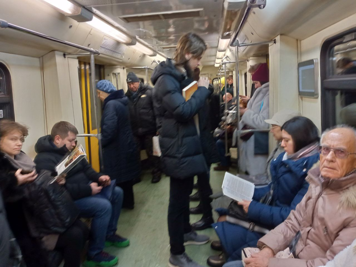 В метро много читающих бумажные книги. Порадовало это очень!) 