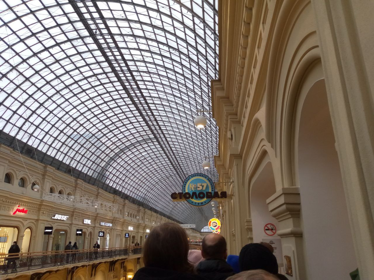 Пообедали мы в легендарной столовой №57. Только выстояв полчаса в очереди, я поняла, что можно было похарчеваться в кафе рядом. Примерно по такой же стоимости:) 