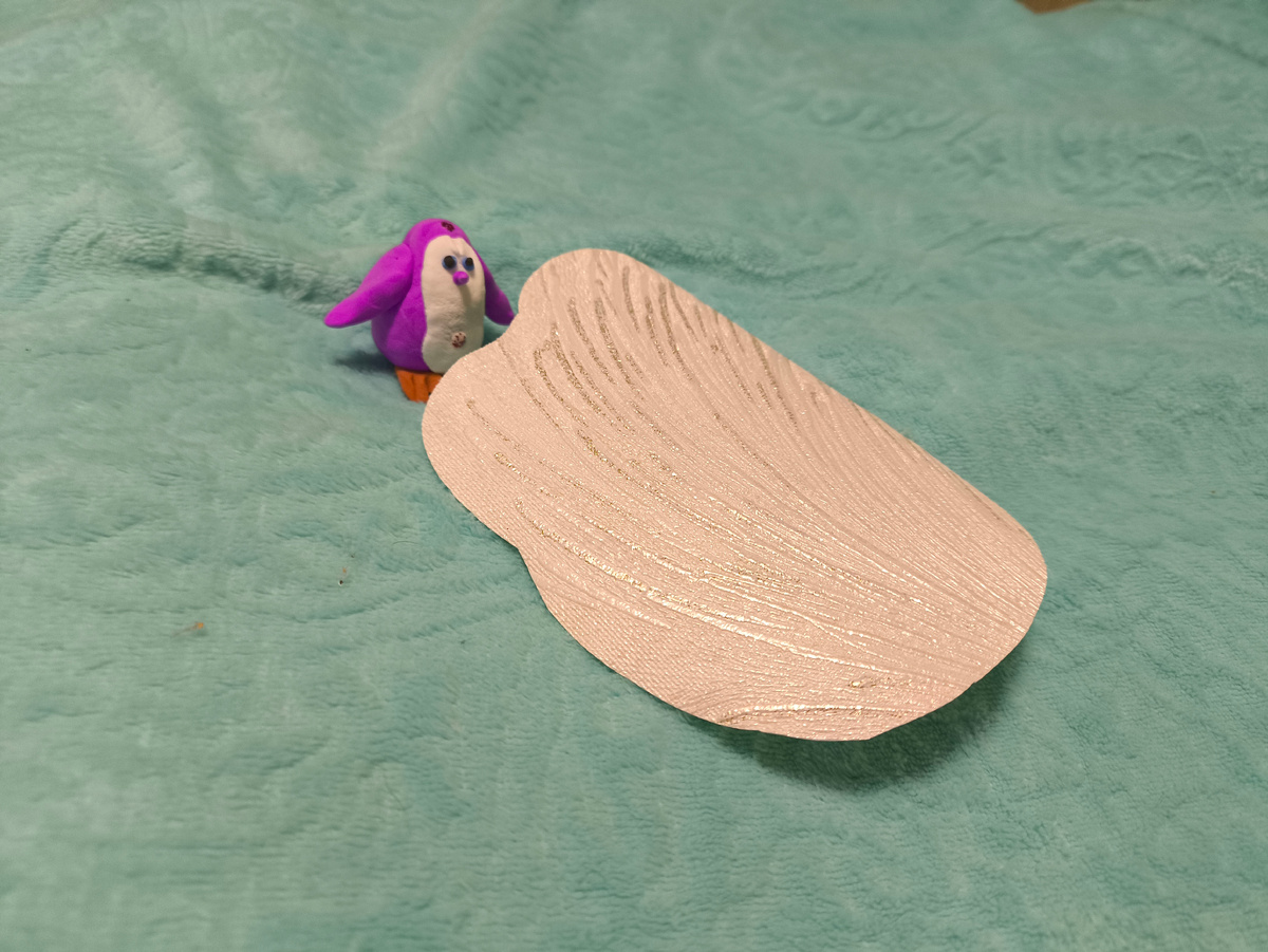 Тот же плед-океан. Другая льдина, которую толкает розовый пингвин с пирсингом в пупке. 