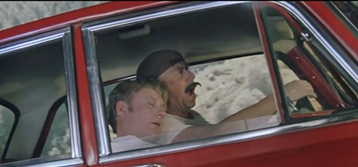 Лёлик (Папанов) рулит автомобилем, поднятым в воздух милицейским вертолётом.