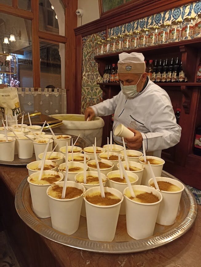 По умолчанию сверху бозу посыпают корицей