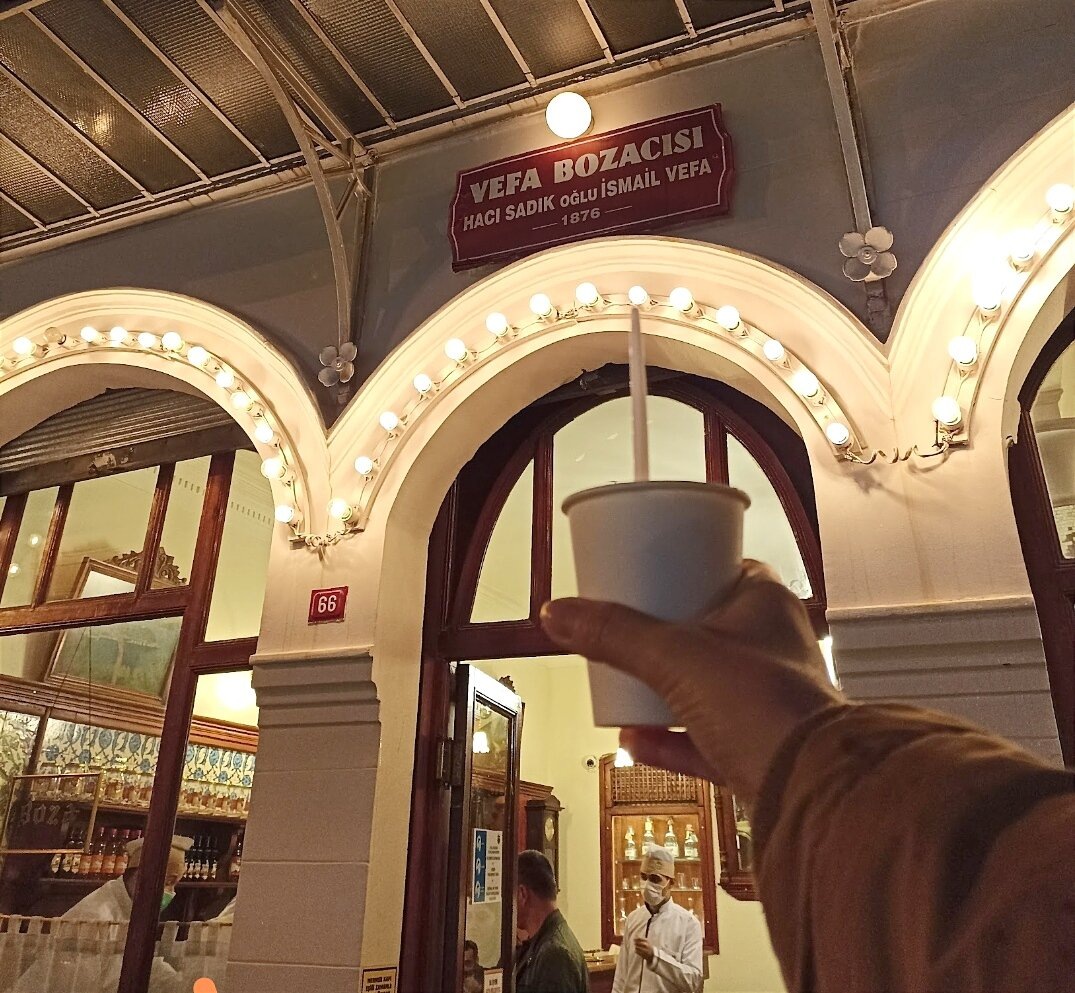 Главный вход в семейное кафе. Обычно я прихожу сюда вечером.