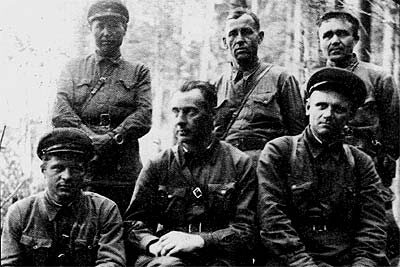 Командный состав бригады «Смерть немецким оккупантам». Слева направо сидят: комиссар И. С. Воропай, первый секретарь Навлинского подпольного РК ВКП(б) А. В. Суслин, командир бригады П. А. Понуровский; 