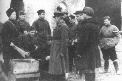 Партизаны-разведчики отряда «За власть Советов» доставили предателя для допроса