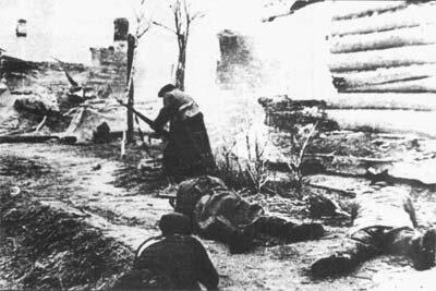 Партизаны бригады им Ворошилова по всем правилам военной науки атакуют противника в Большой Гуте