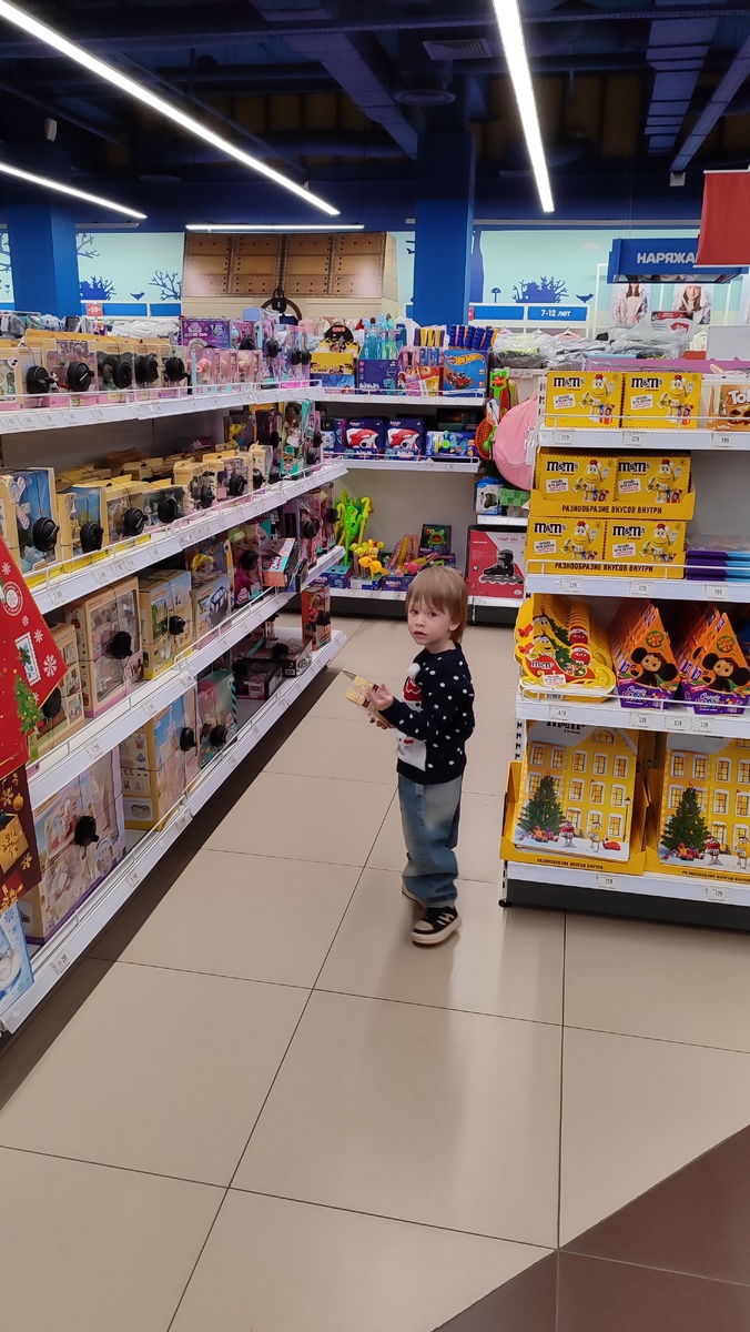 Янь, определившийся с подарками. 