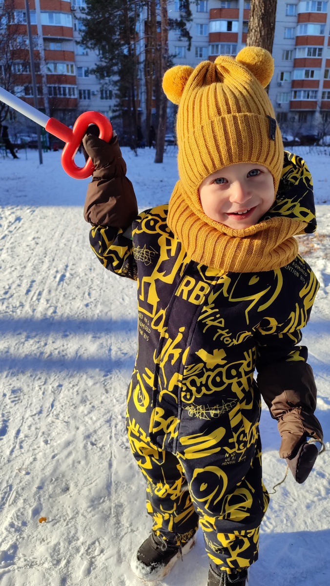 Просто довольный сын для привлечения внимания. 