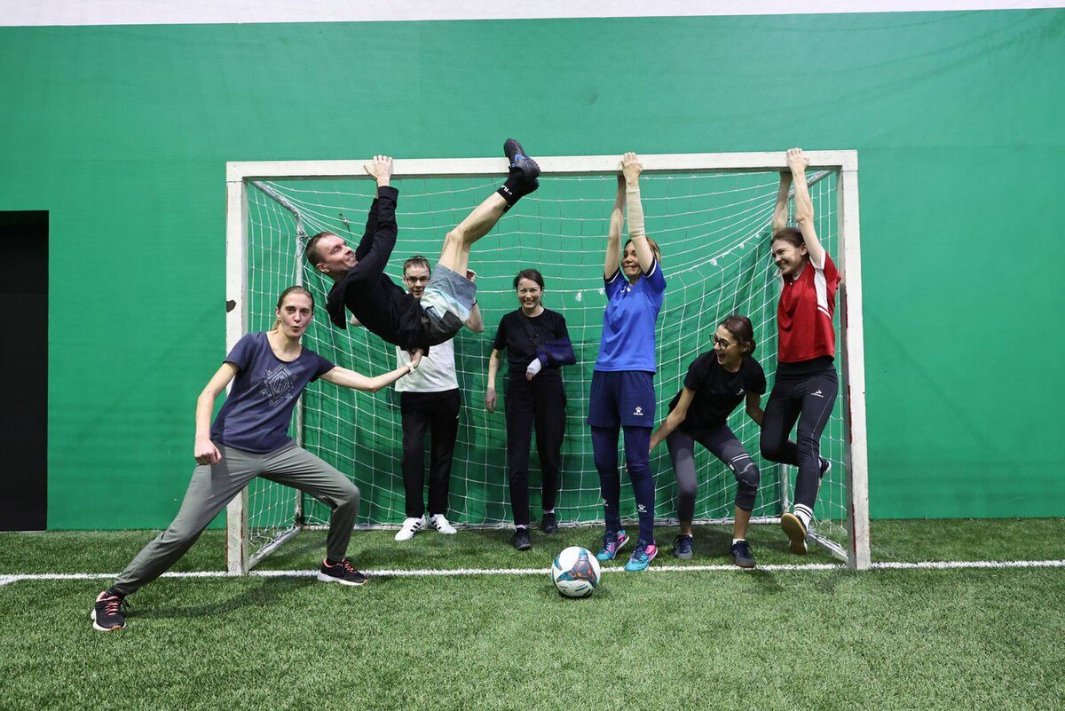 Игроки "Феникса" слева направо: вратарь Оксана Петрова (пересадка лёгких), висит на перекладине Роман Лукашов (трансплантация почки), Максим Шестаков (живёт с "чужими" сердцем и лёгким), Валентина Жукова (ждёт повторной трансплантации почки), Аня Байгузина (на гемодиализе перед пересадкой почки), Лера Лазарева (ей пересадили печень от мамы), Алина Сатварённая (трансплантация почки).   Елена Купцова