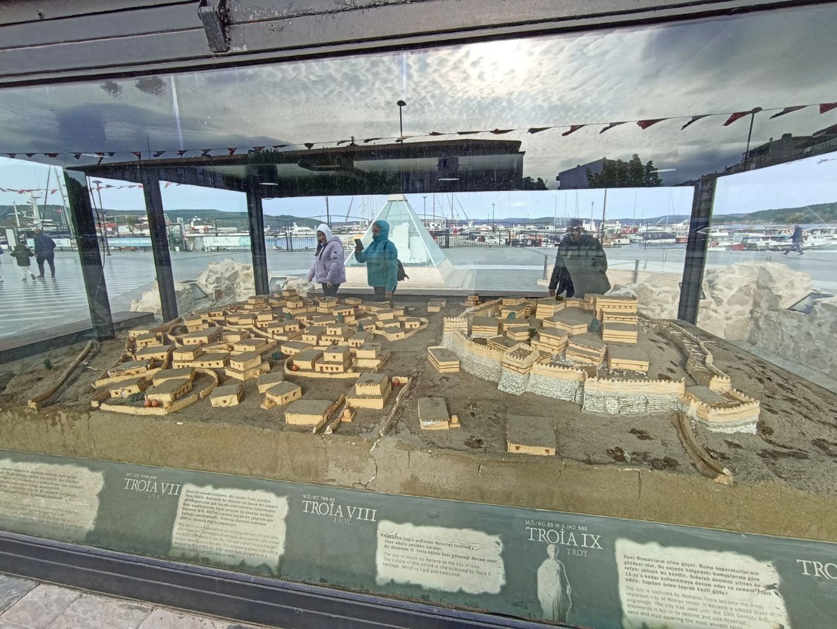 Макет поселений Трои, расположенный в Чанаккале. Цитадель и жилые дома горожан 