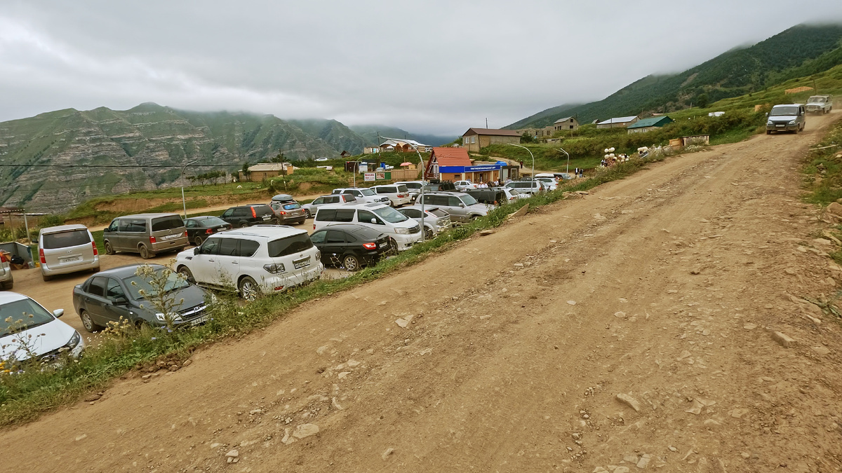 Парковка которую мы нашли уже после того как припарковались в селе Гоор.