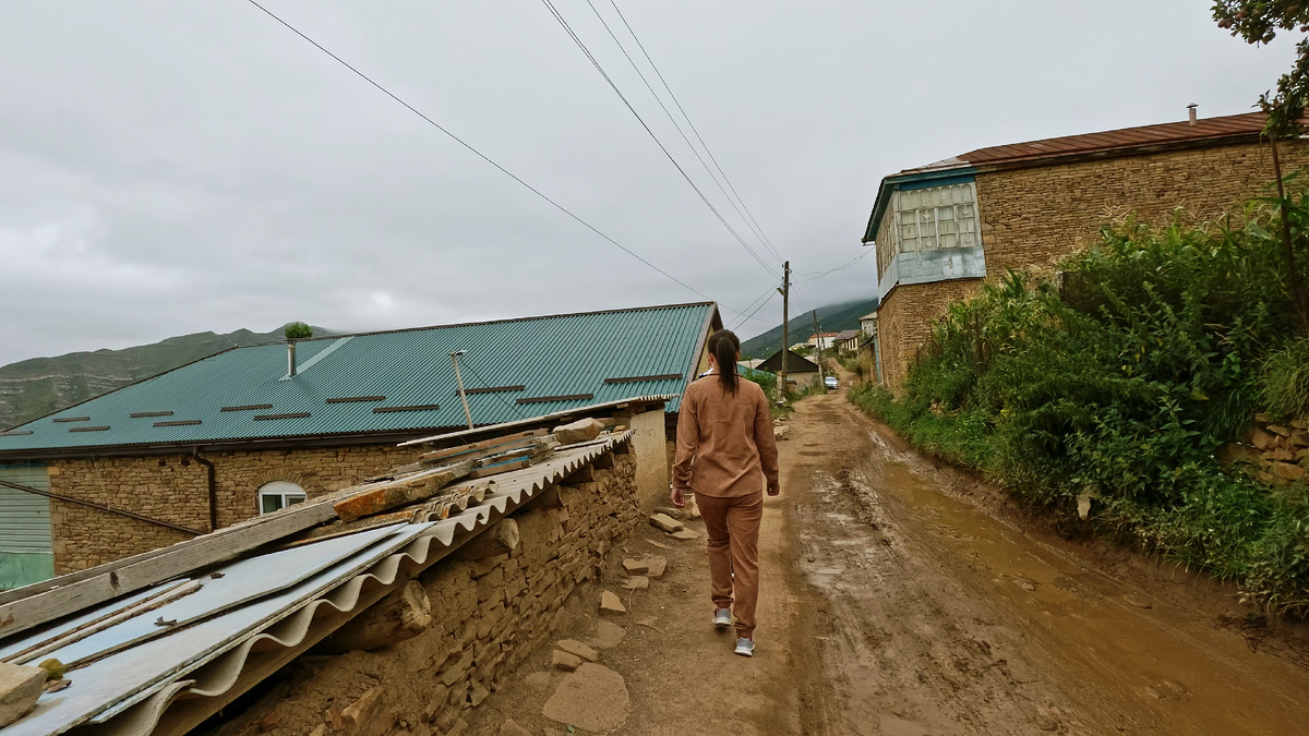 Обратите внимание на разницу высот - крыша одного смотрит на первый этаж другого дома.