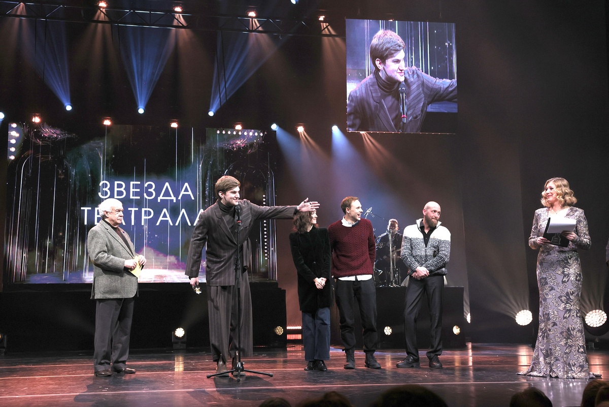    Артисты "Собачьего сердца" (МТЮЗ) получают статуэтку за лучший спектакль большой формы. / Олеся Курпяева/ РГ
