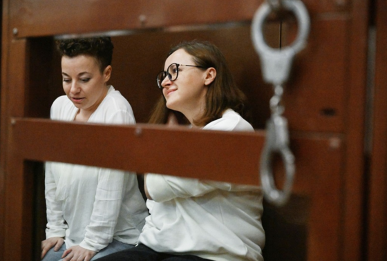    Драматург Светлана Петрийчук (справа) и режиссер Евгения Беркович