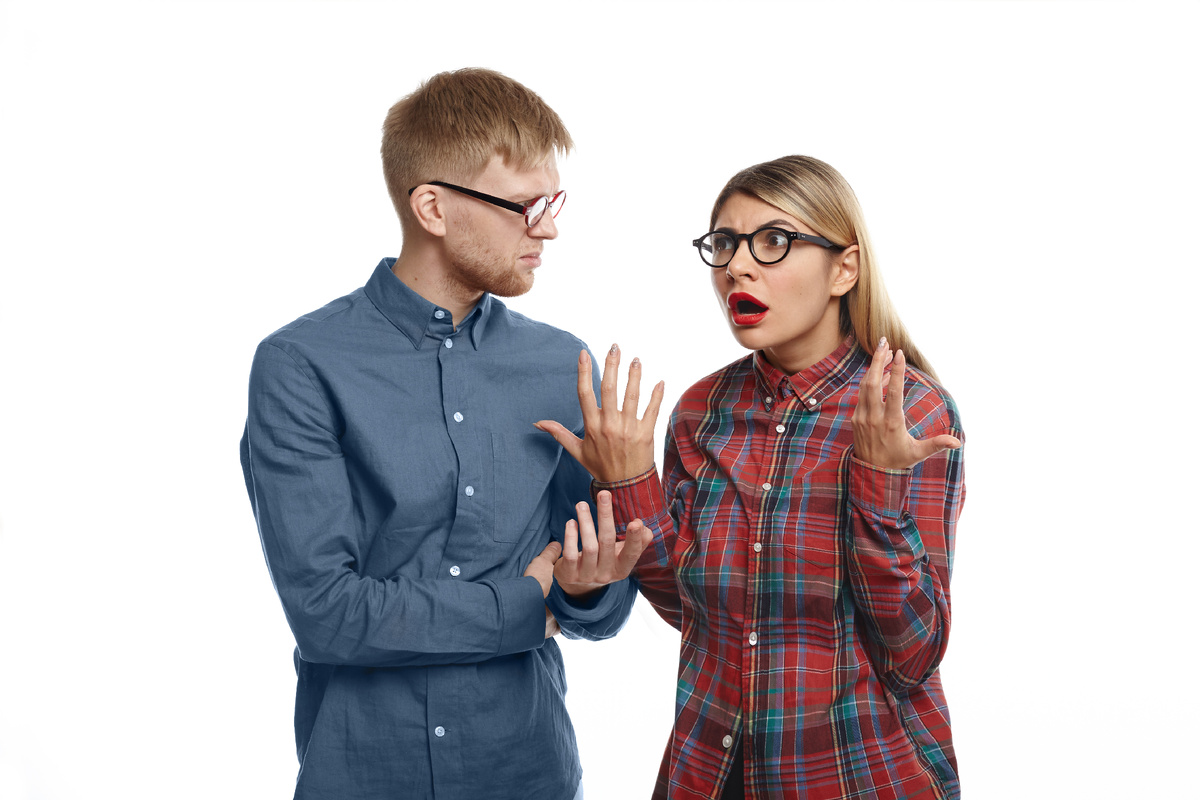 <a href="https://ru.freepik.com/free-photo/stylish-young-european-couple-glasses-having-arguement-emotional-blonde-girl-with-fed-up-look-feeling-tired-stressed-while-explaining-her-grumpy-bearded-husband-thar-she-is-right_11194630.htm#fromView=search&page=1&position=38&uuid=b8d92a49-a787-4d97-a6ed-dbe5cc19c223">Изображение от shurkin_son на Freepik</a>